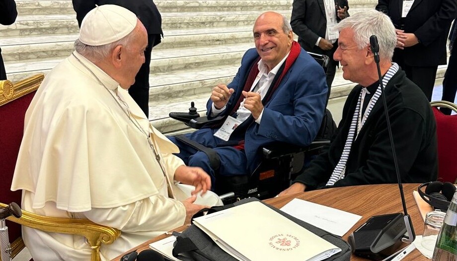 Pope greets Enrique Alarcón Synod