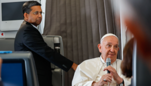 Der Papst im Flugzeug bei der Rückkehr von seiner Reise