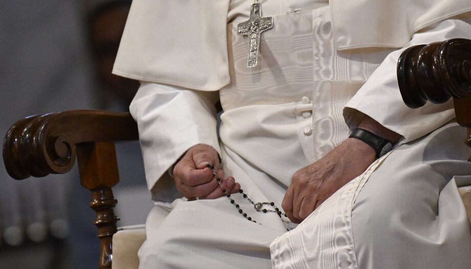 Papa Francesco recita un rosario per la pace