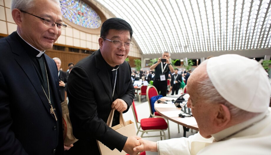 A China e o Vaticano renovam o acordo sobre a nomeação de bispos