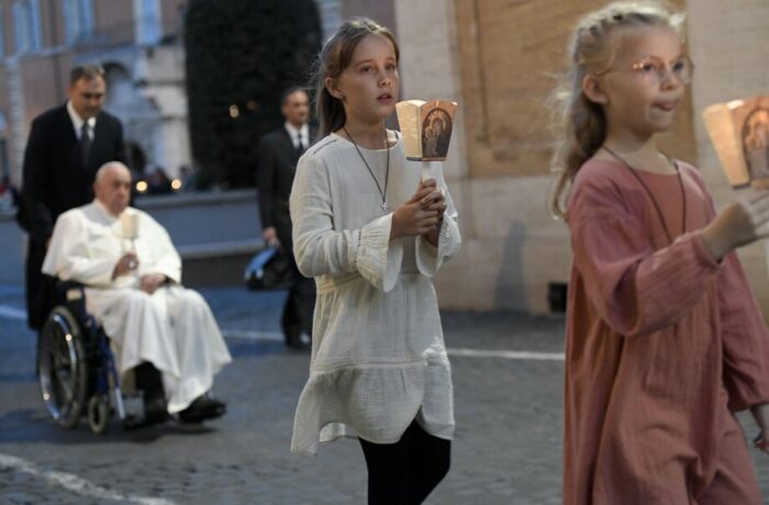 Le pape arrive au service de prière œcuménique du Synode