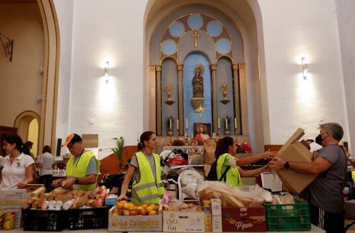 La Iglesia colabora con los voluntarios en Valencia