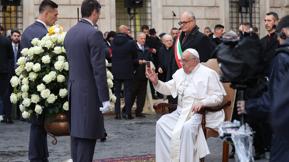 Papst Franziskus ehrt die Unbefleckte Empfängnis