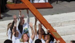 Des jeunes portent la croix des Journées mondiales de la jeunesse lors des JMJ de Cracovie 2016 en Pologne.