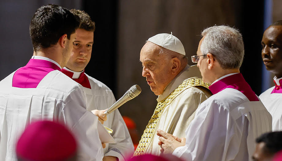 Pope prays