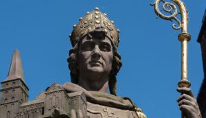 Statue des Heiligen Ansgar (Oscar) in Hamburg.