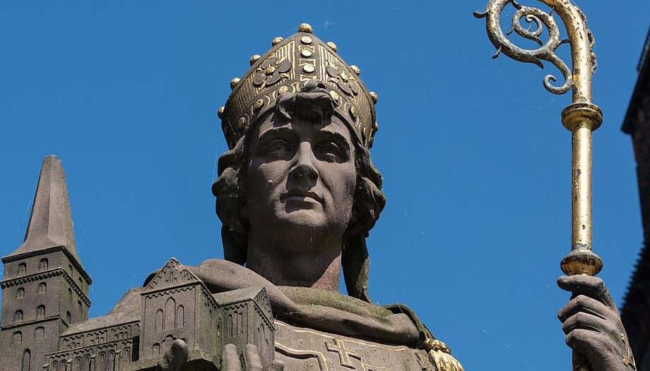 Statue des Heiligen Ansgar (Oscar) in Hamburg.