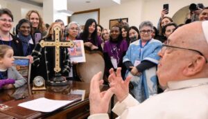 O Papa Francisco recebe os membros da Thalita Kum.