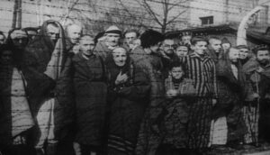 Foto de sobreviventes de Auschwitz.