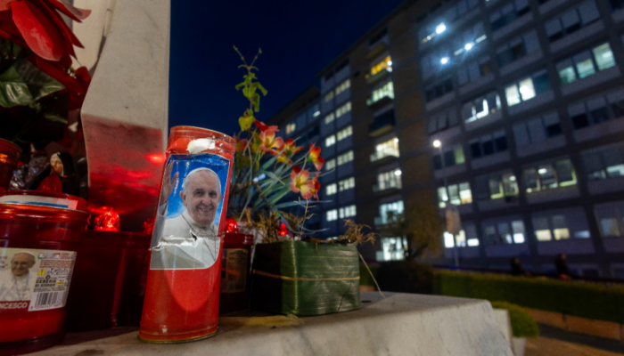 Świat czeka na szpital Gemelli