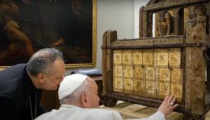 Pope Francis and Cardinal Gambetti next to St. Peter's Chair.