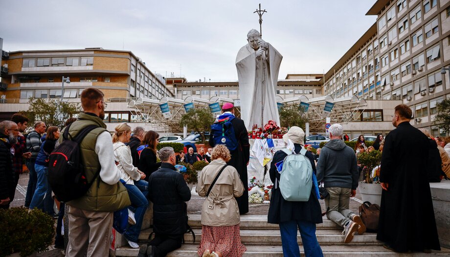 Papa Francisco regressa lentamente à normalidade