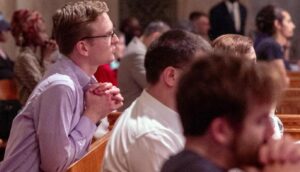 Persone in preghiera presso il Santuario nazionale dell'Immacolata Concezione a Washington.